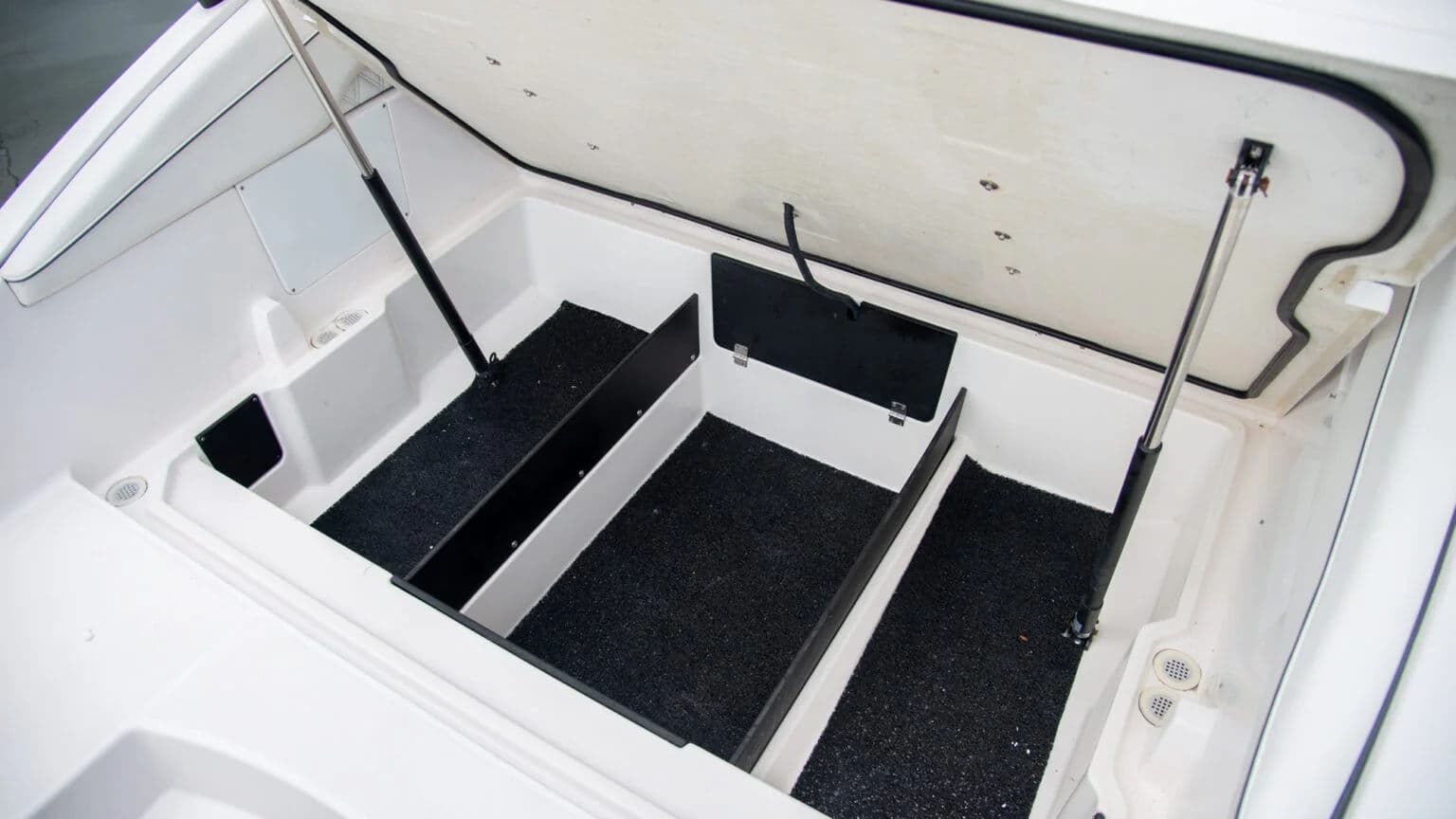 Schowki pokładowe i strefy przechowywania w modelu LX4.