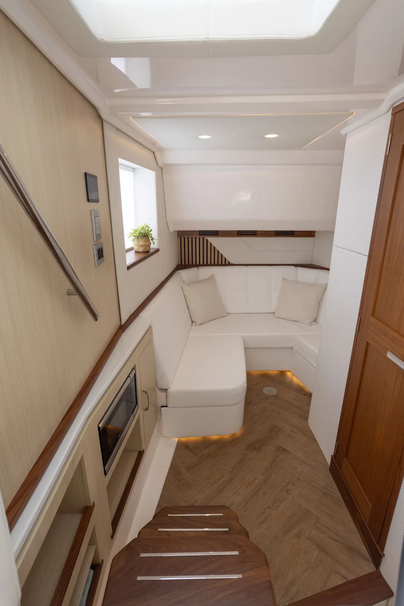 Regal LX43, wnętrze 01.