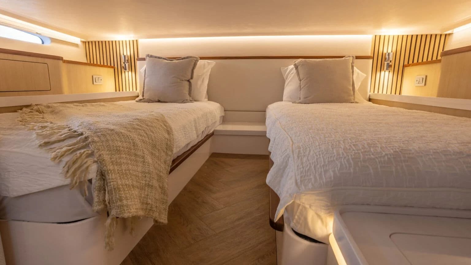 Kabina sypialna full-beam w modelu LX43.