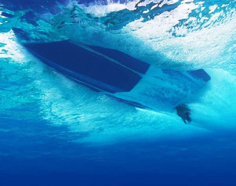 Kadłub FasTrac w modelu Regal LX6 podczas pływania.