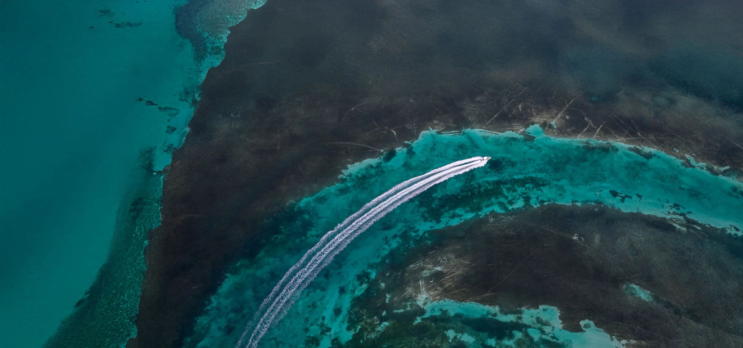 Jacht Regal na wodzie widziany z góry