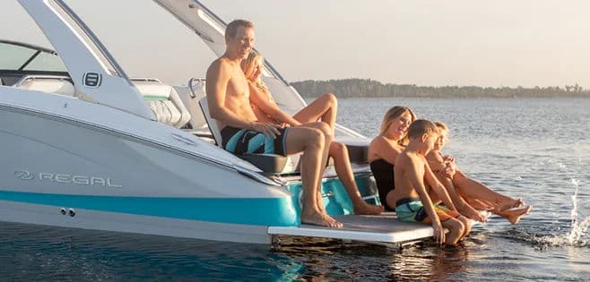 Rodzina odpoczywająca na platformie kąpielowej łodzi Regal Sterndrive Bowrider