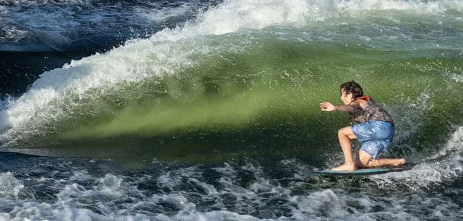 Łódź Regal Surf podczas holowania wake surfera