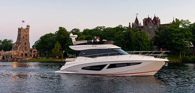 Jacht Regal na tle miasta