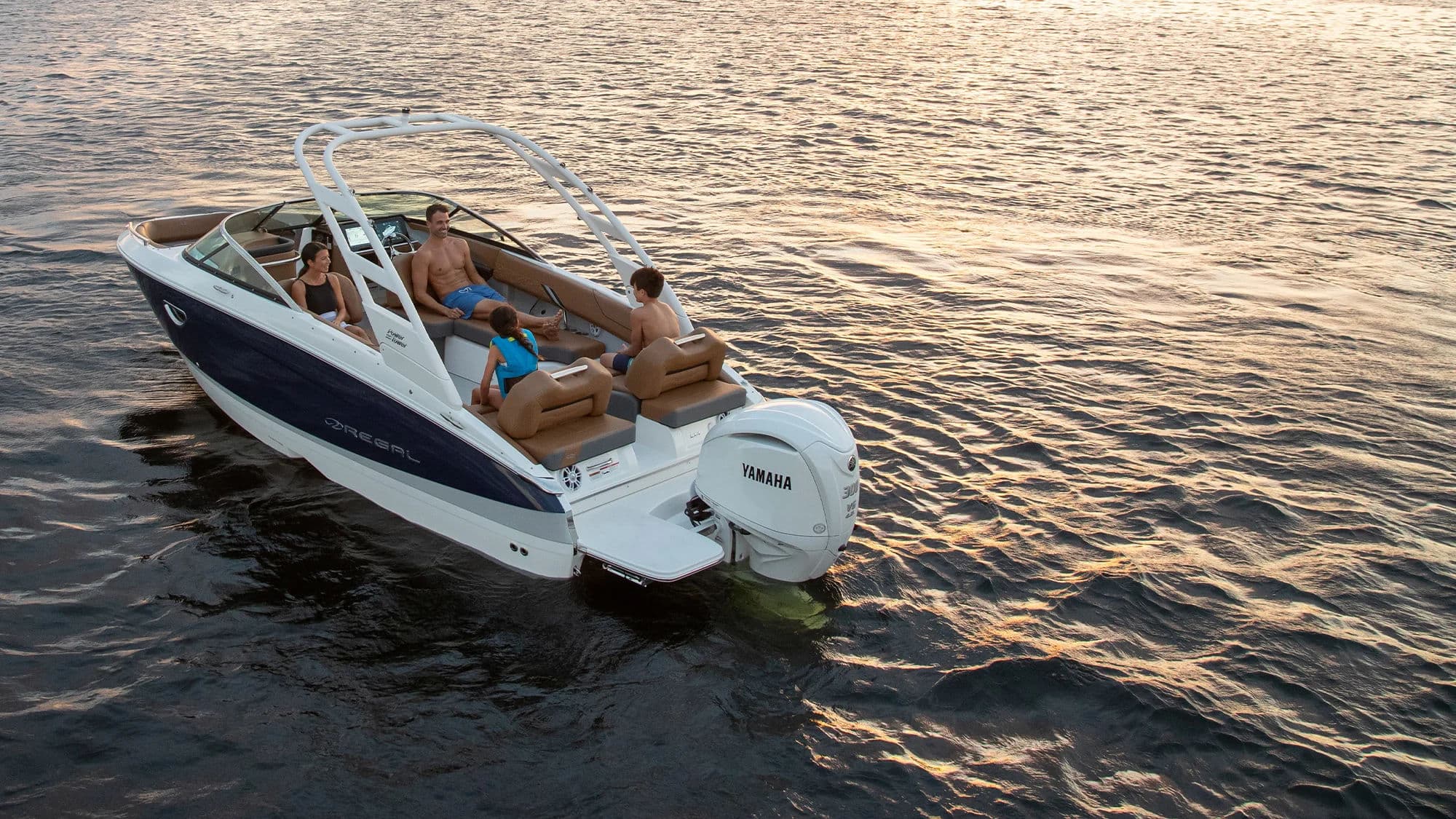 Łódź Regal Outboard Bowrider na wodzie o zachodzie słońca