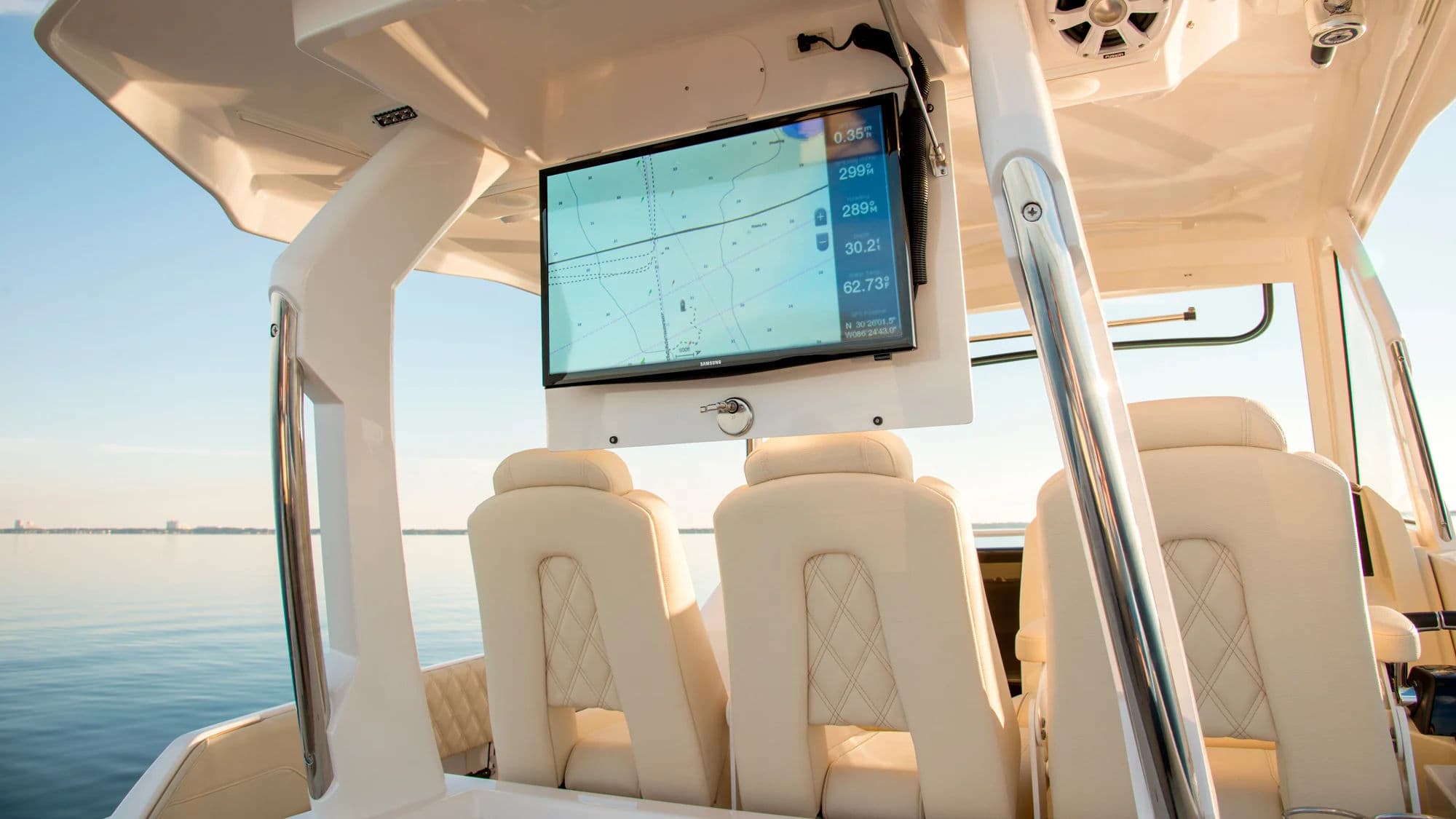 Rozkładany ekran na pokładzie SAV.