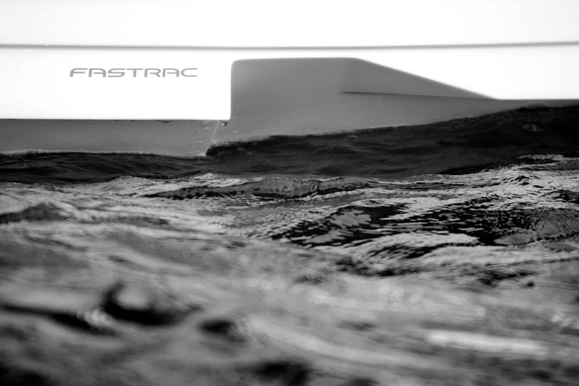 Łódź Regal pokazująca technologię kadłuba FasTrac