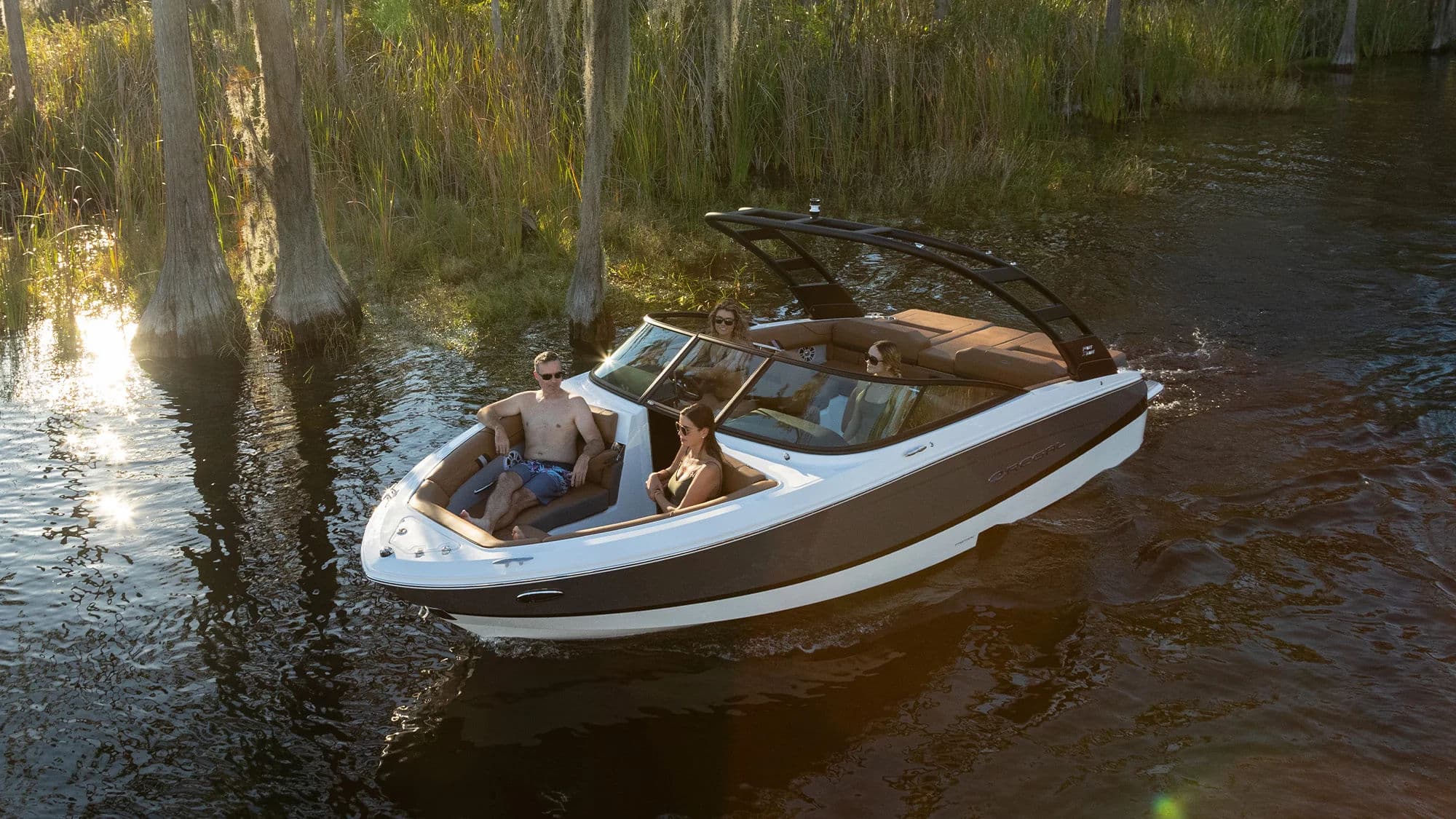 Łódź Regal Sterndrive Bowrider w ruchu na spokojnej wodzie