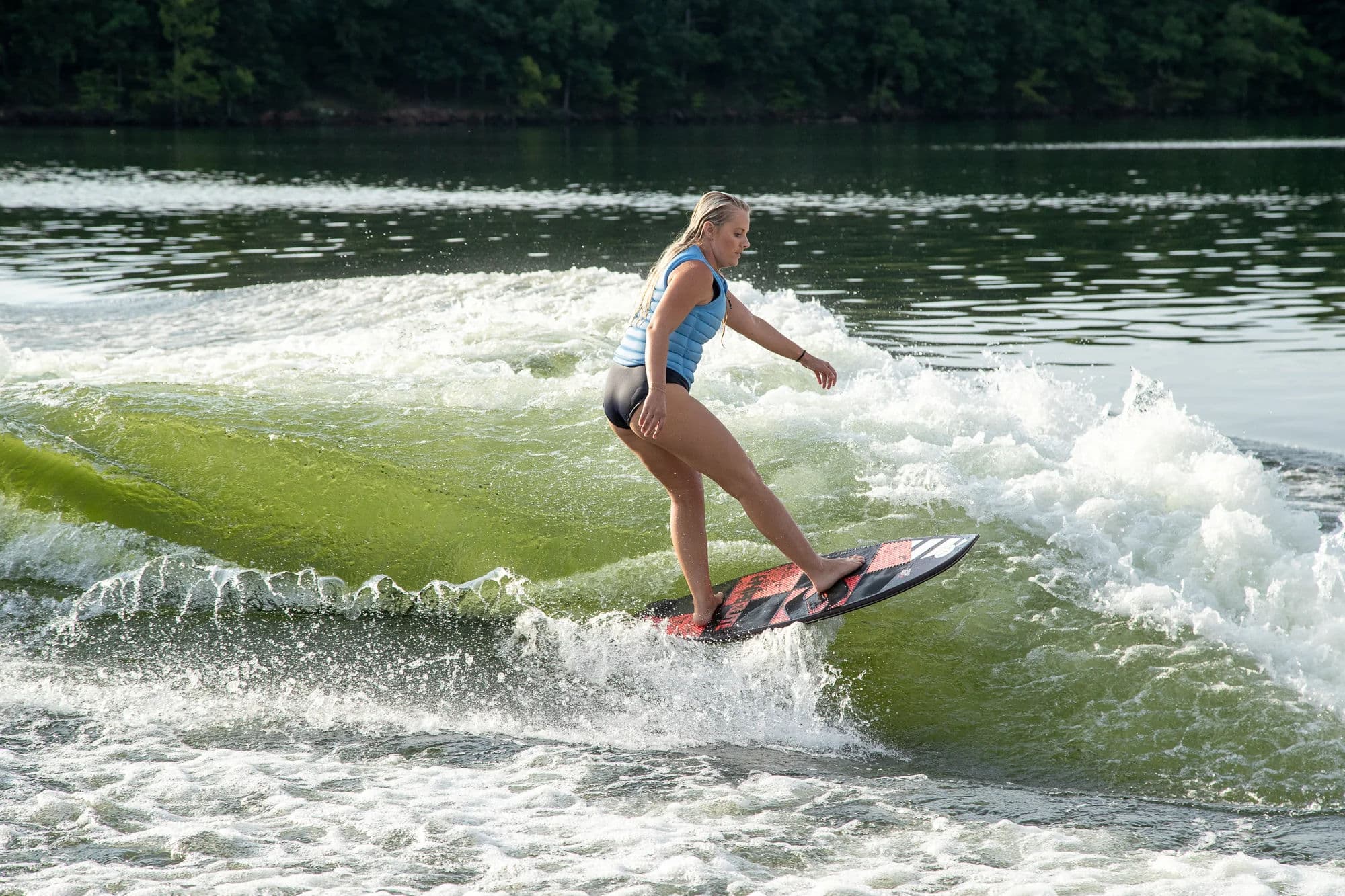 Regal Surf podczas pływania z surferem