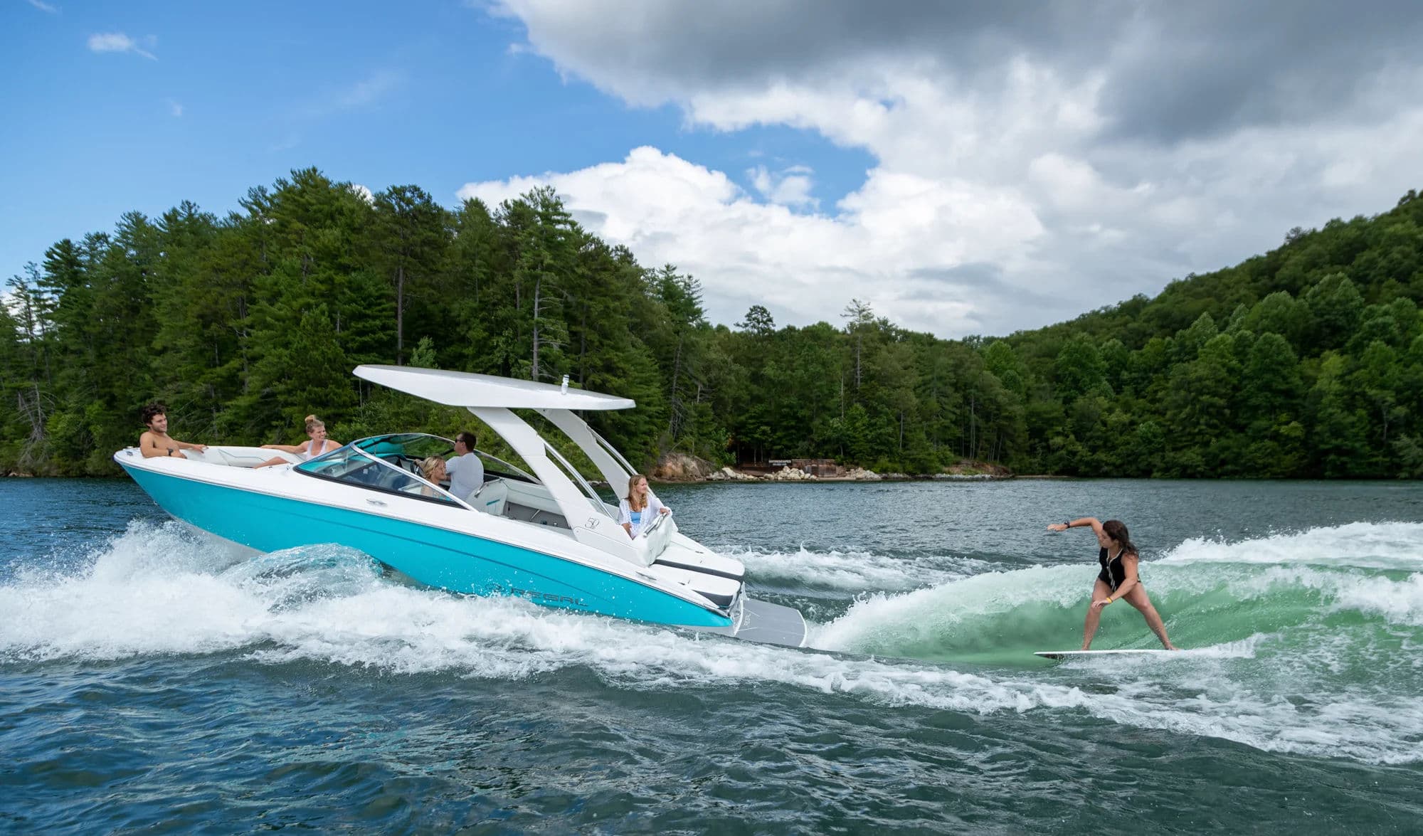 Model LS4 Surf i surfer na fali