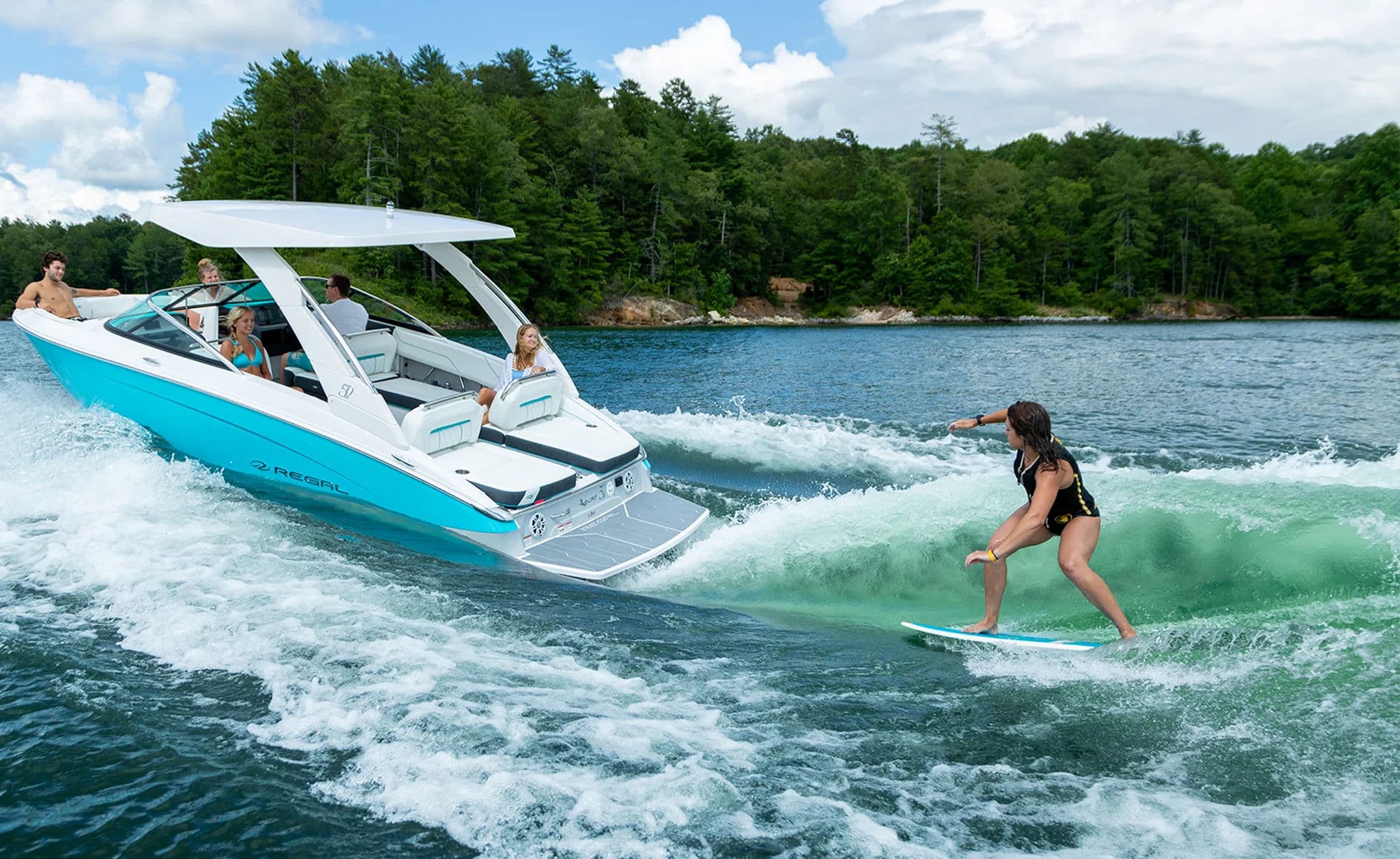 Łódź Regal Surf holująca surferkę na fali