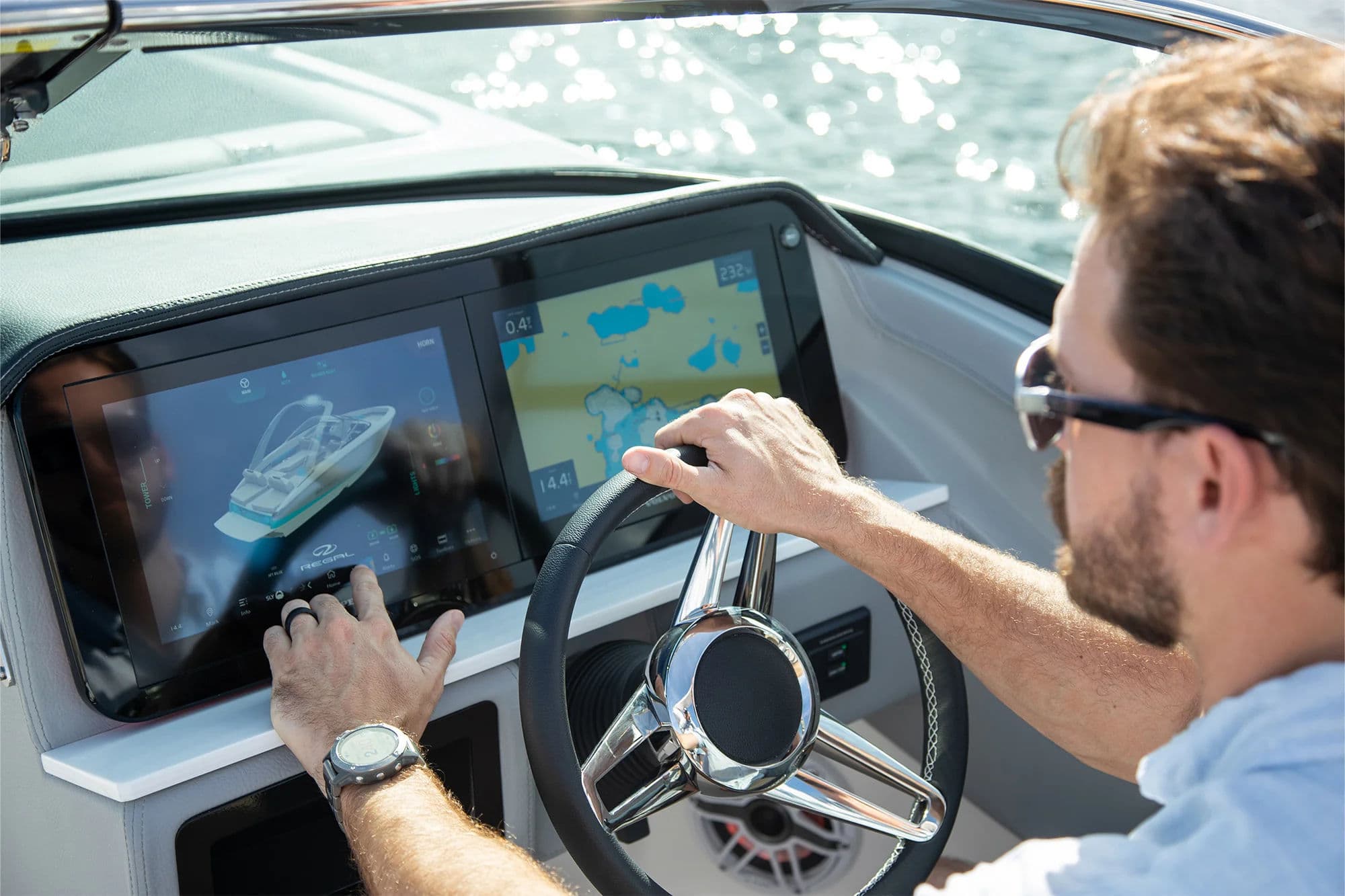 Stanowisko sternika Regal Surf z ekranami kokpitu