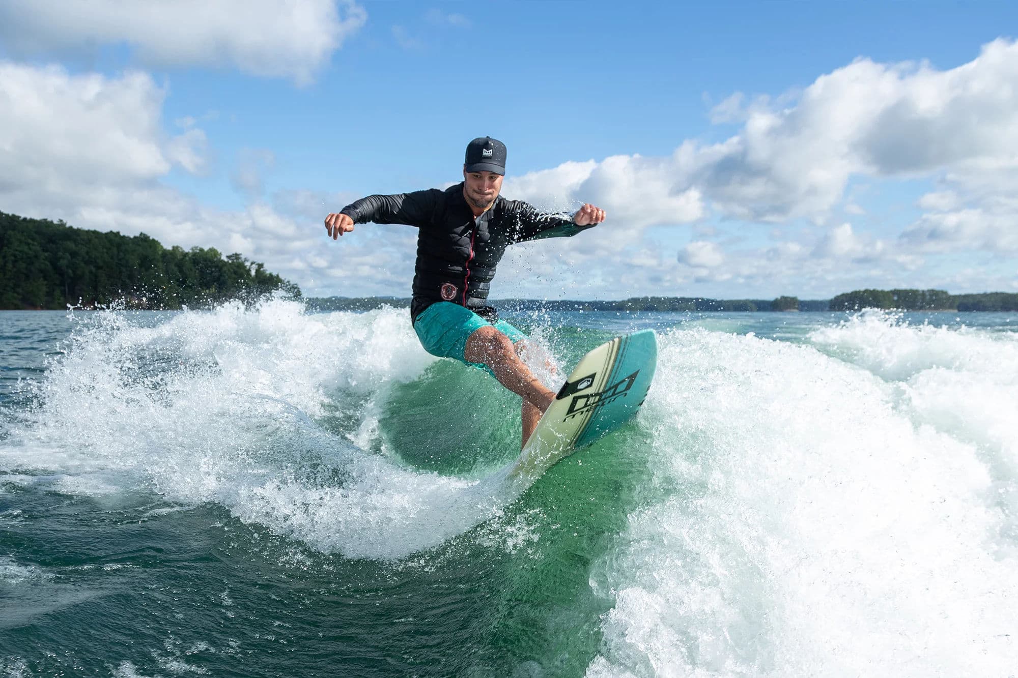 Regal Surf tworzący falę za rufą