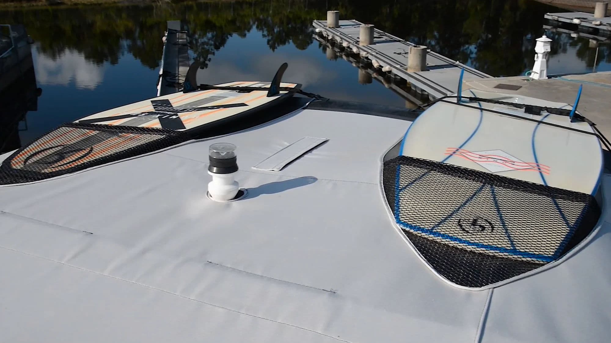 Pokrowce na deski surf zamocowane w łodzi