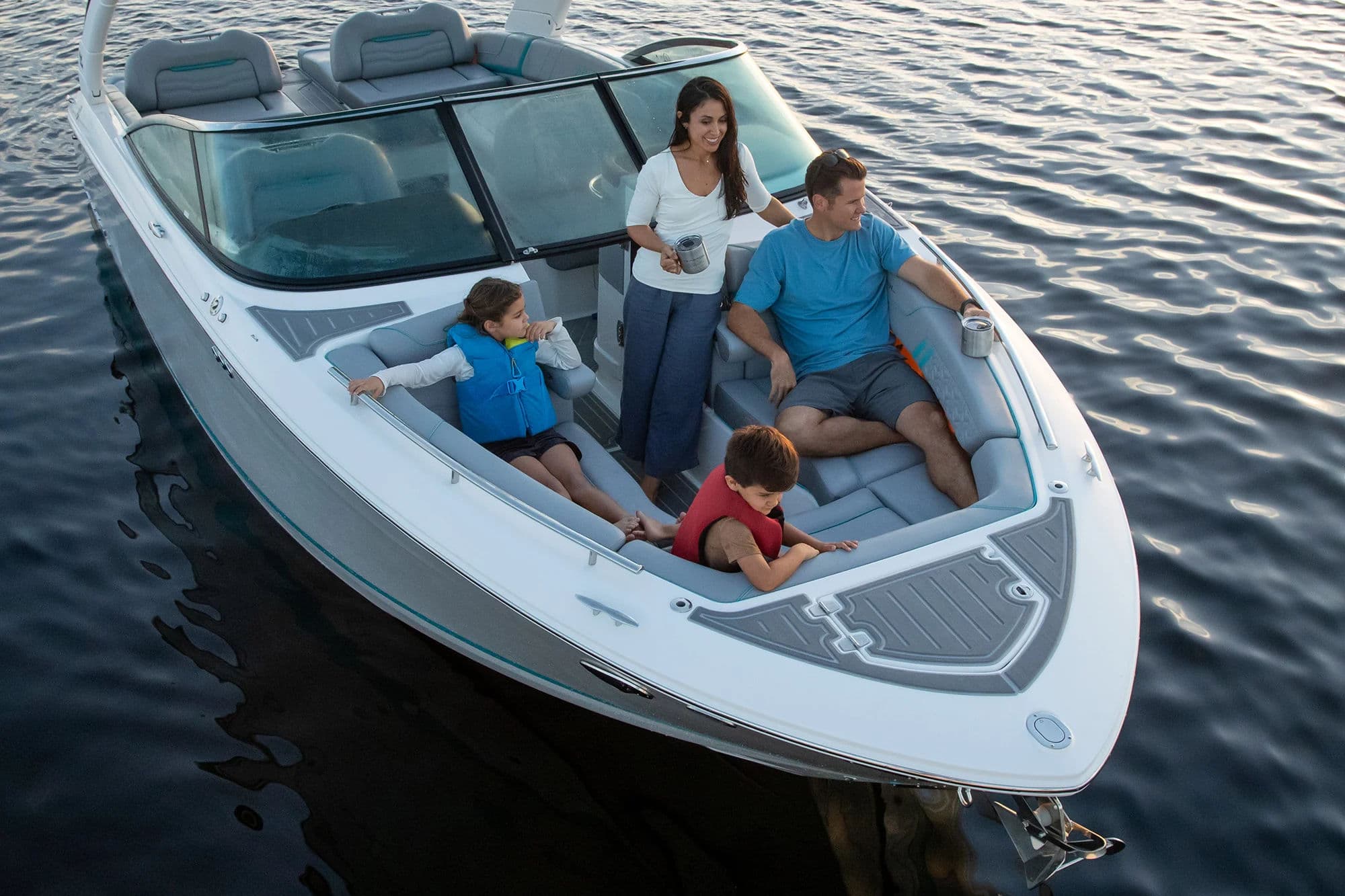 Rodzina wypoczywająca na dziobie łodzi Regal Surf