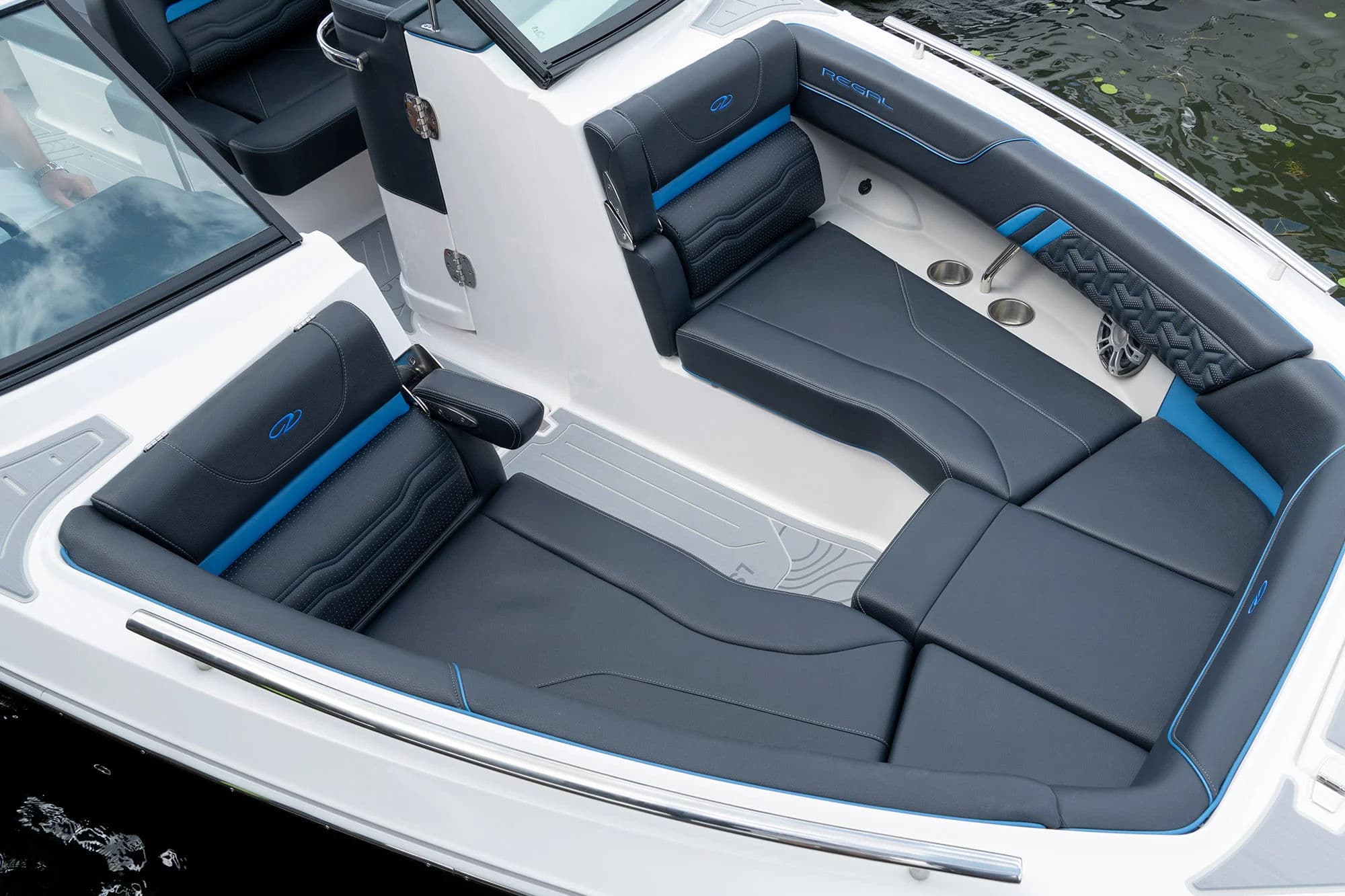 Wnętrze z tapicerką Chil w serii Ultimate