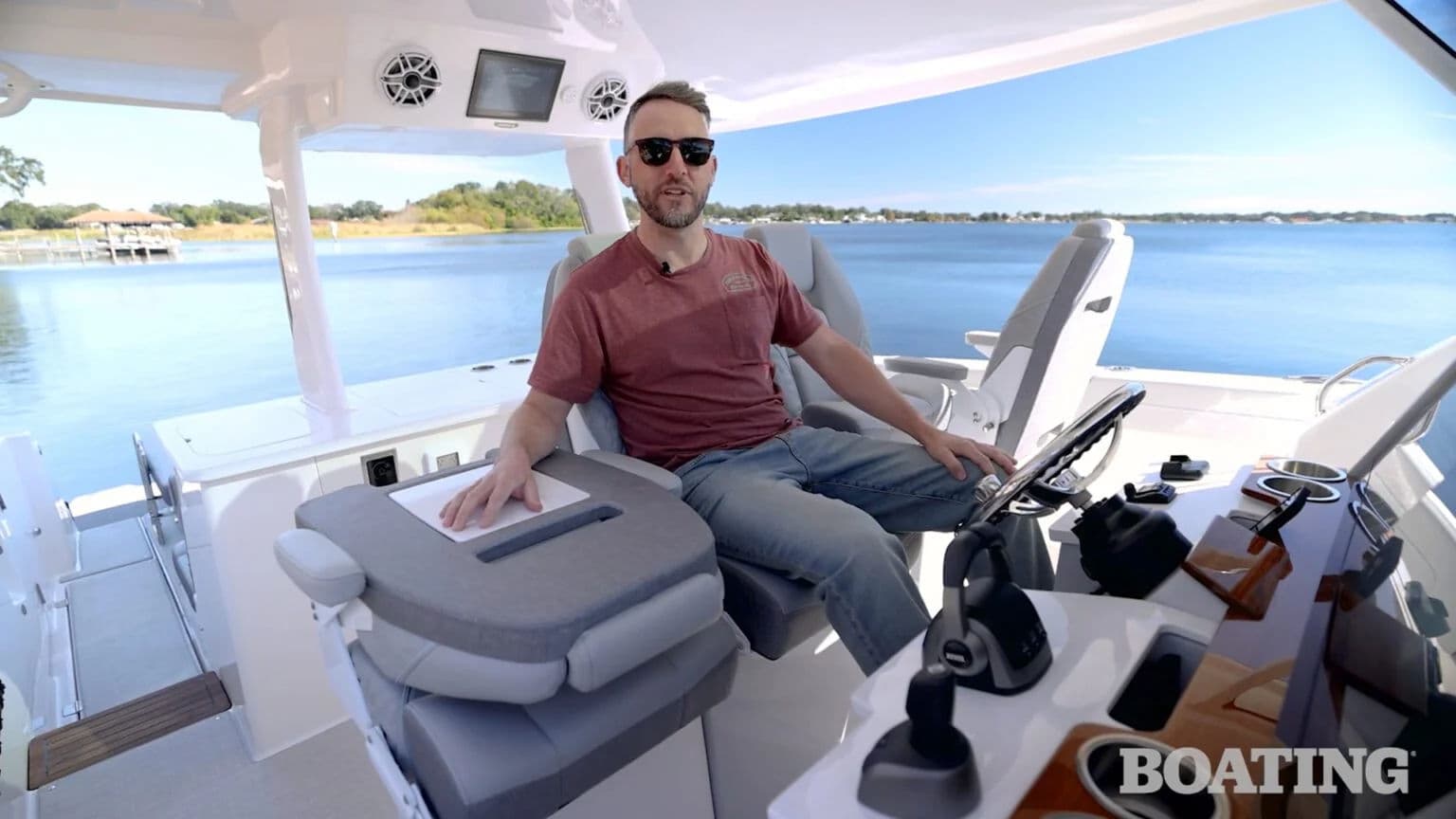 Miniatura recenzji „Test 38 Surf” przygotowanej przez Boating Magazine.