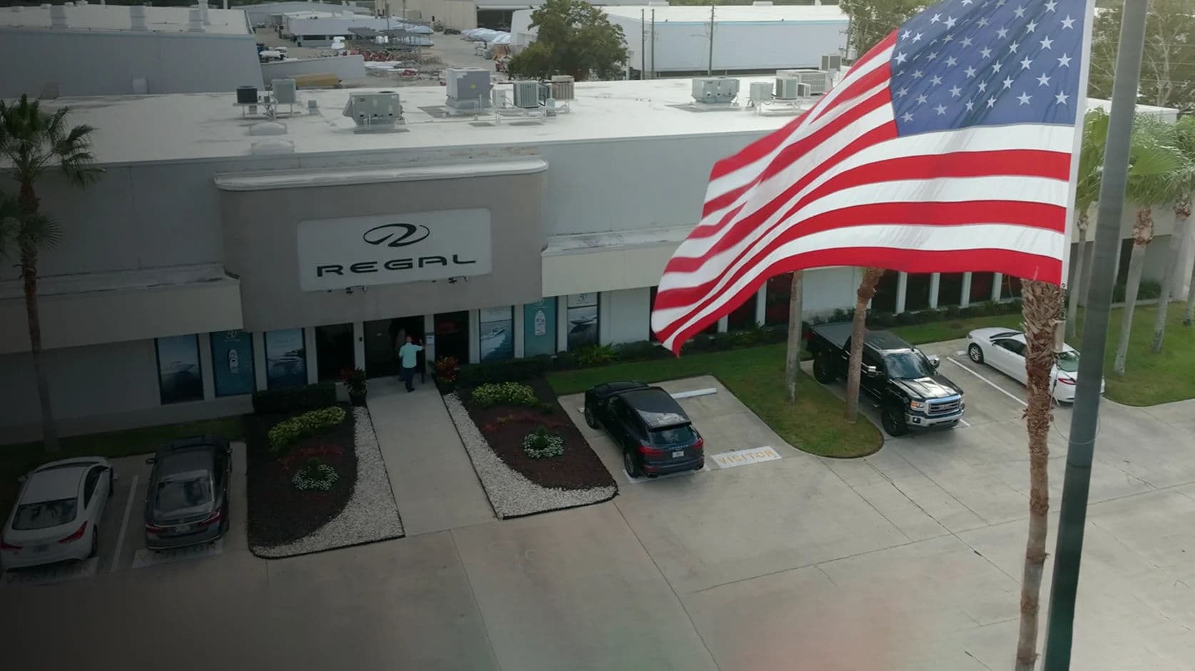 Siedziba Regal Boats z amerykańską flagą