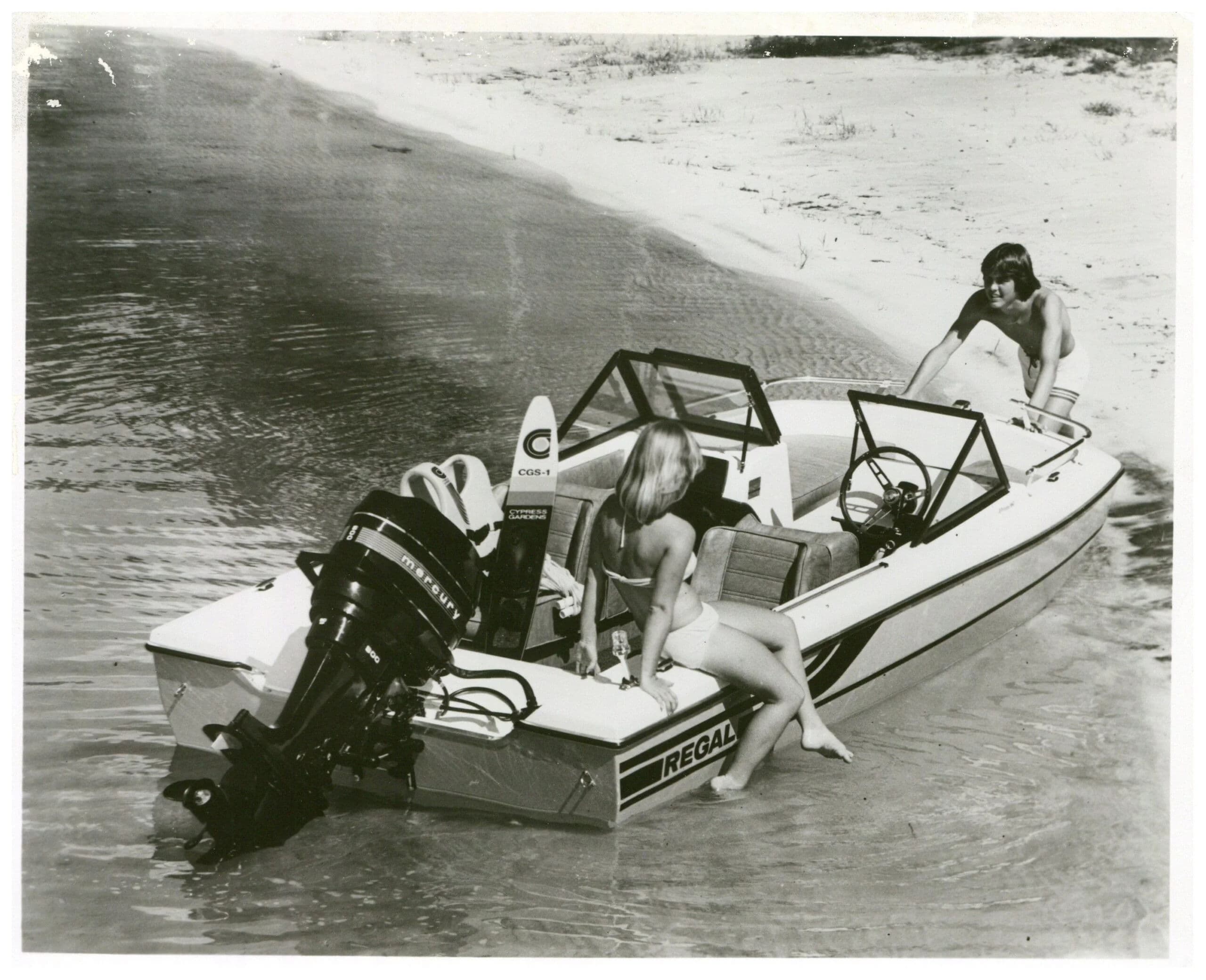 Archiwalna łódź Regal z początków marki