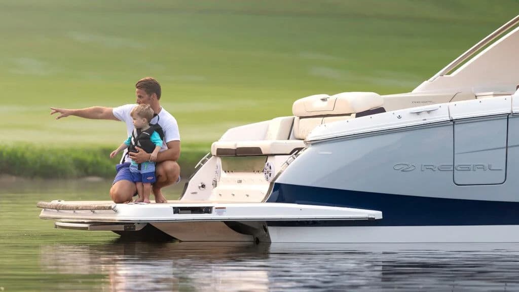 Rodzina na rufie łodzi Regal