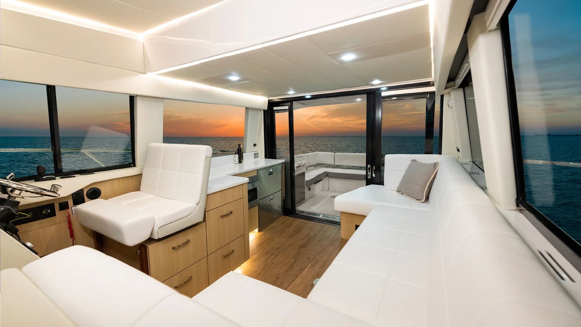 Jednopoziomowy układ kokpitu w jachcie Regal