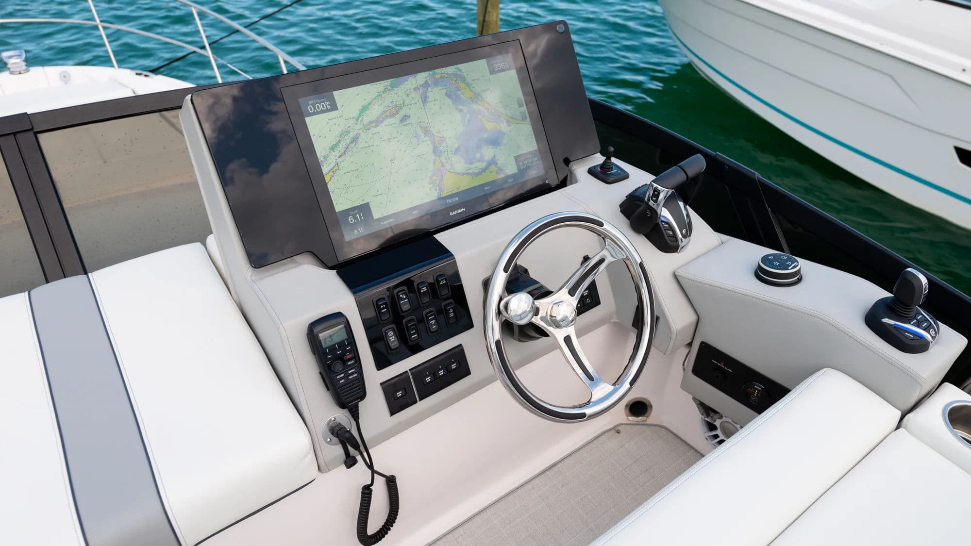 Stanowisko sterowe na flybridge