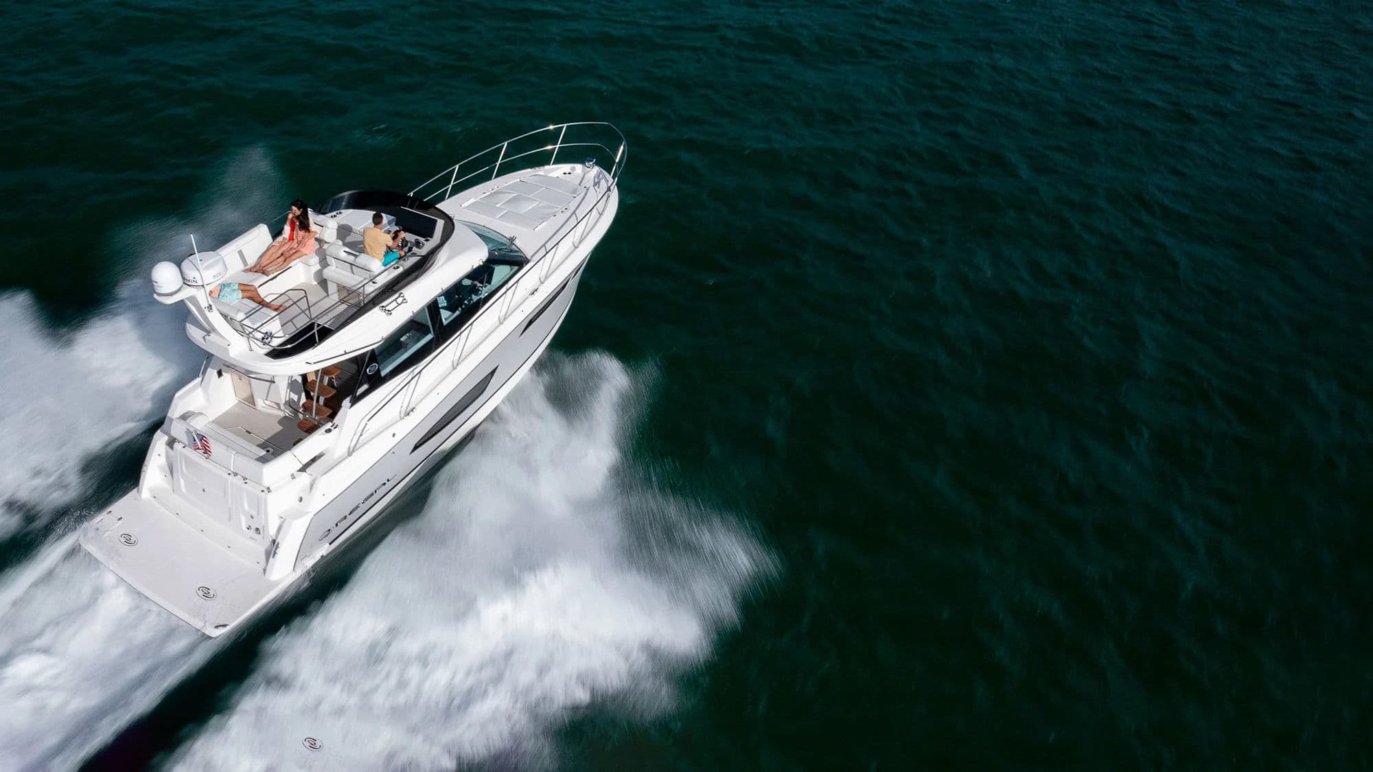 Jacht Regal Yacht Series na wodzie