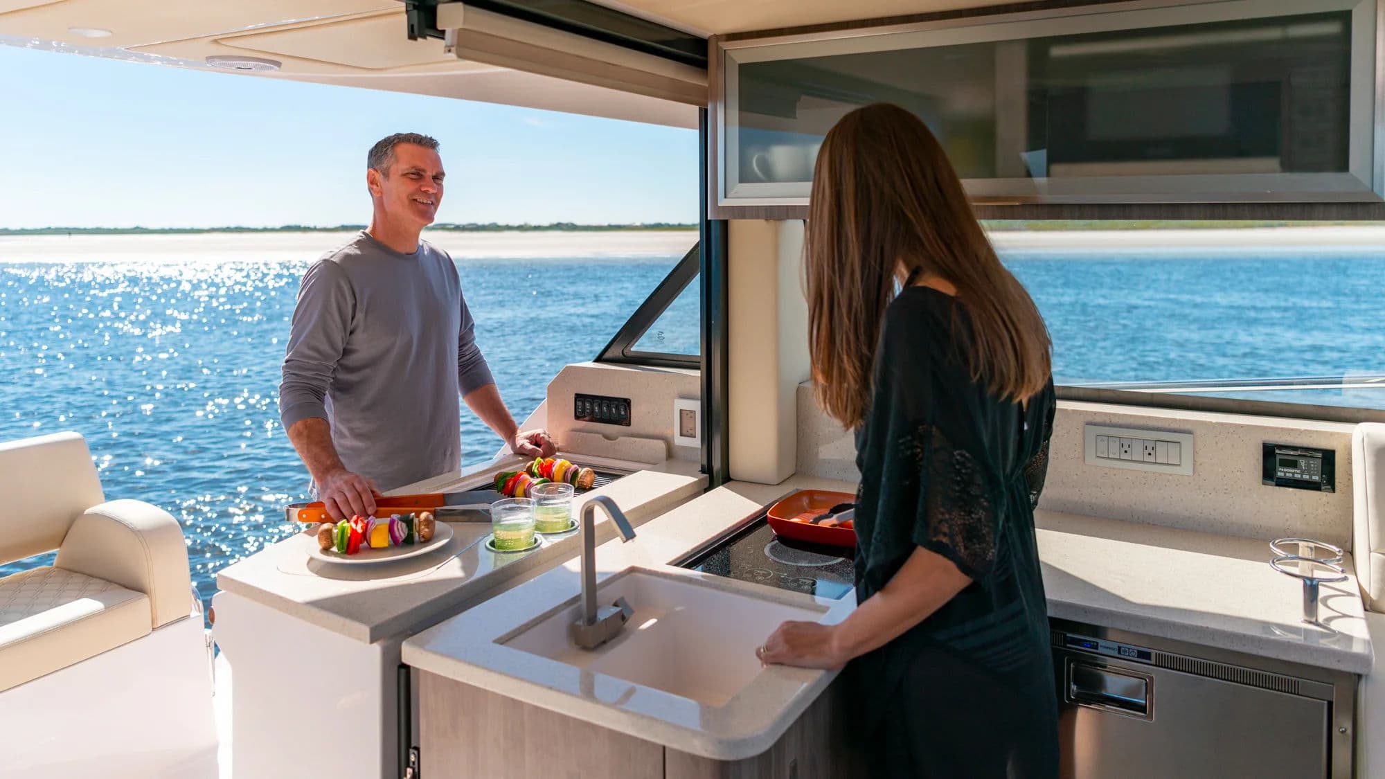 Kuchnia w górnym salonie jachtu Regal