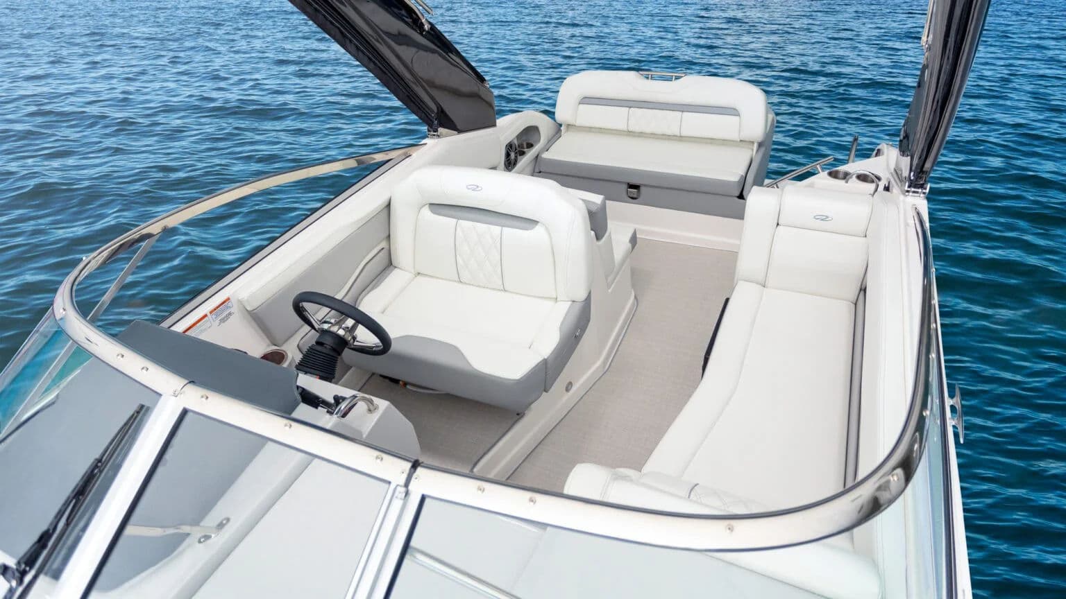 Układ kokpitu Regal 28 Express z wieloma kierunkami siedzeń.