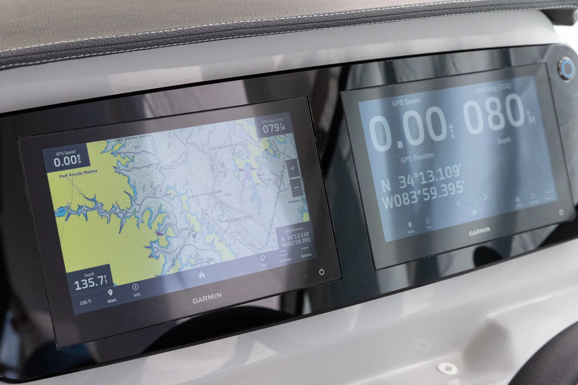 Stanowisko sternika z dwoma ekranami Garmin w Regal 28 Express.