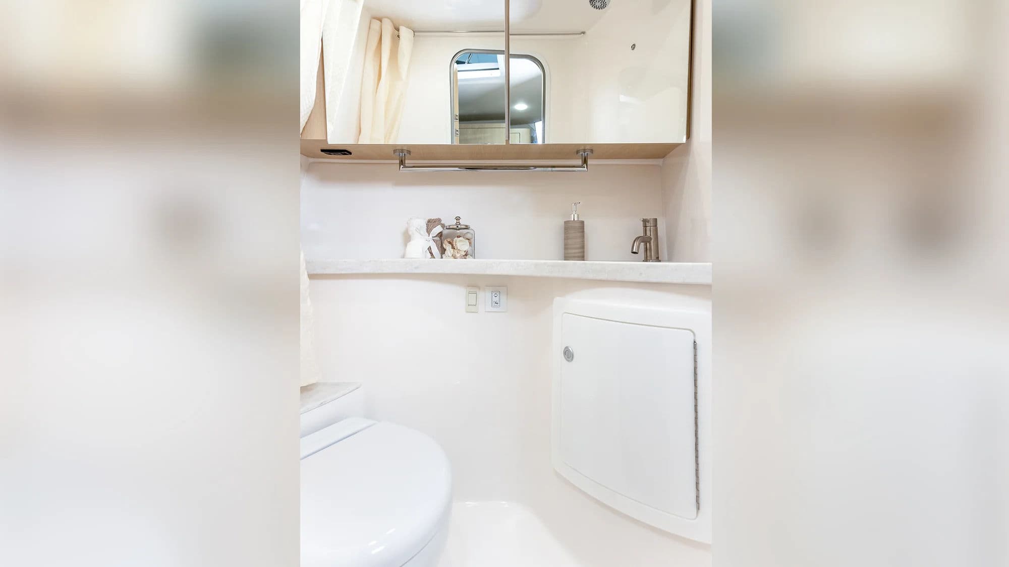 Łazienka z prysznicem w modelu Regal 28 Express.