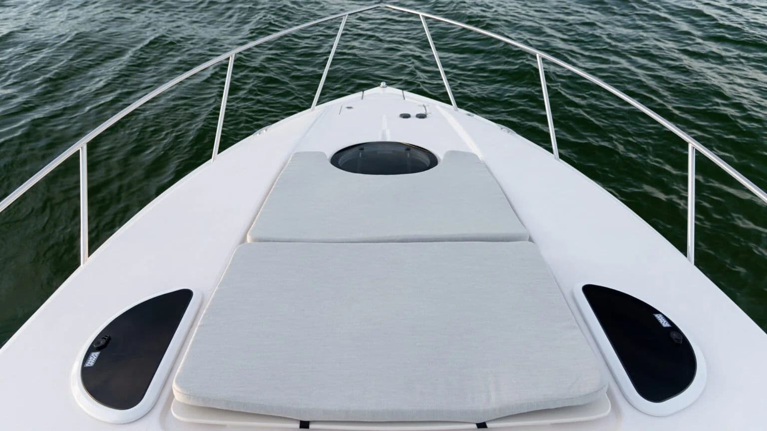 Dziobowa leżanka z regulowanym zagłówkiem w Regal 33 Express.