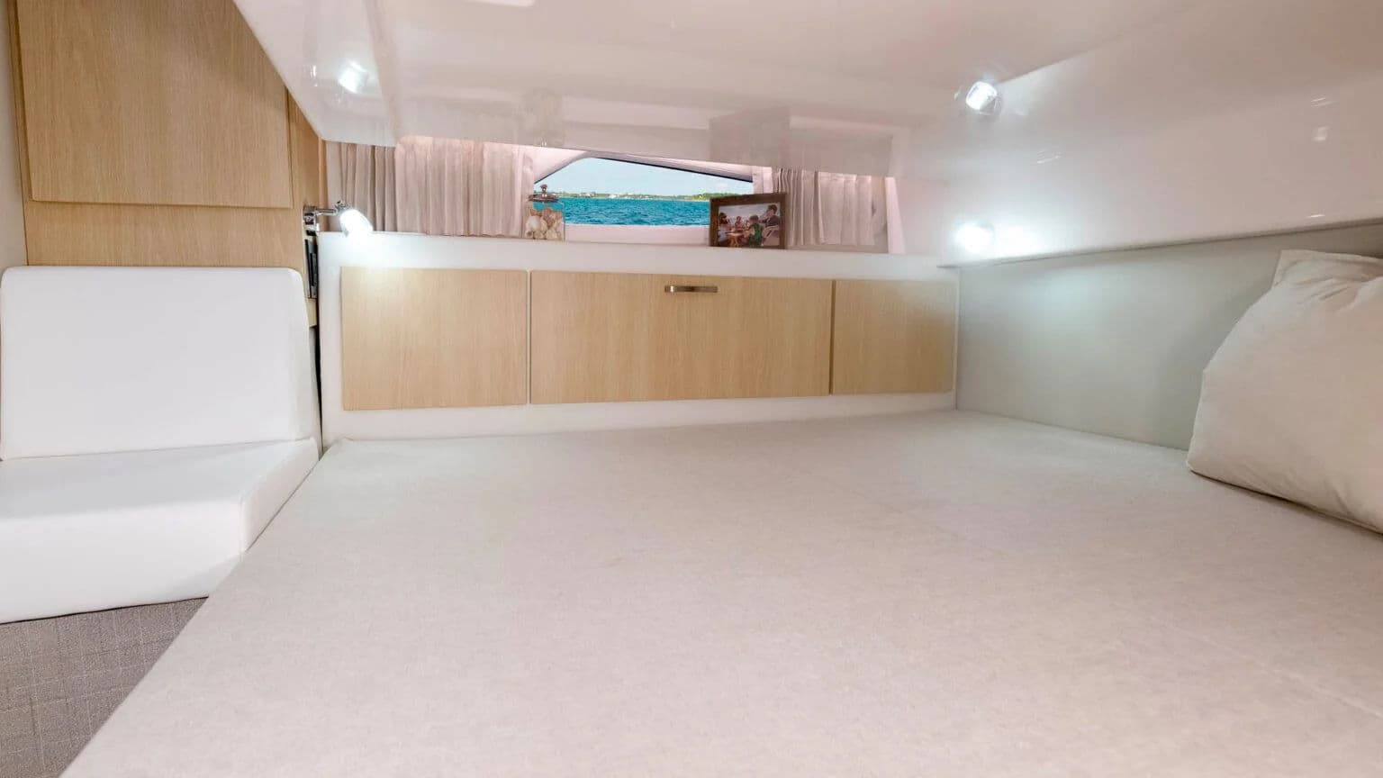 Łóżko California Queen w kabinie śródokręcia modelu Regal 33 SAV.