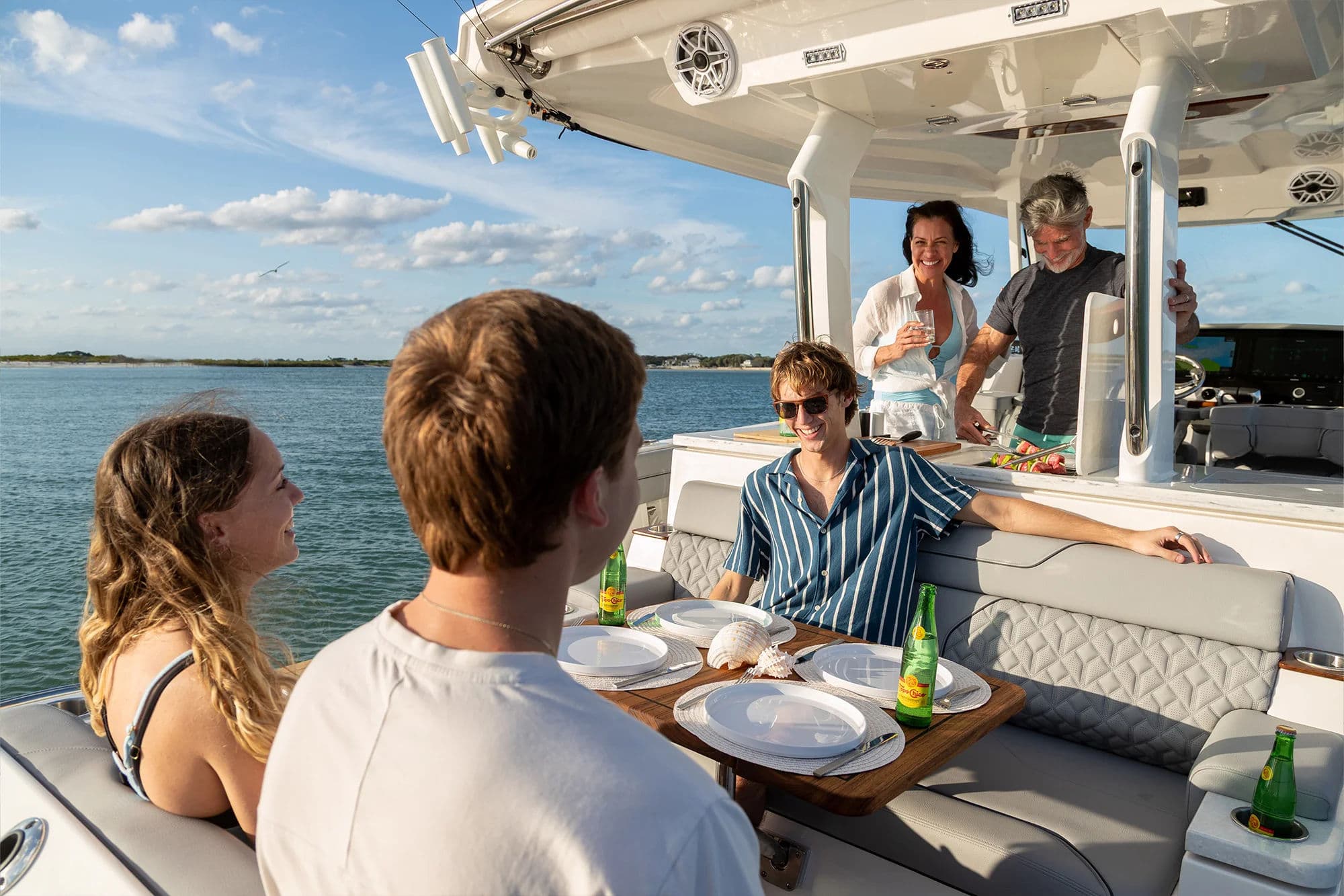 Regal 34 SAV przygotowany do spotkań towarzyskich w kokpicie.