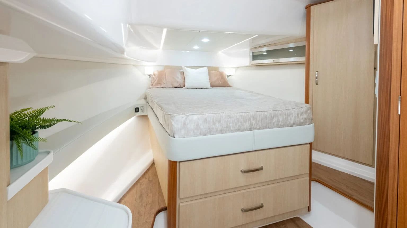 Kabina dziobowa z łóżkiem California Queen w 36 Grande Coupe.