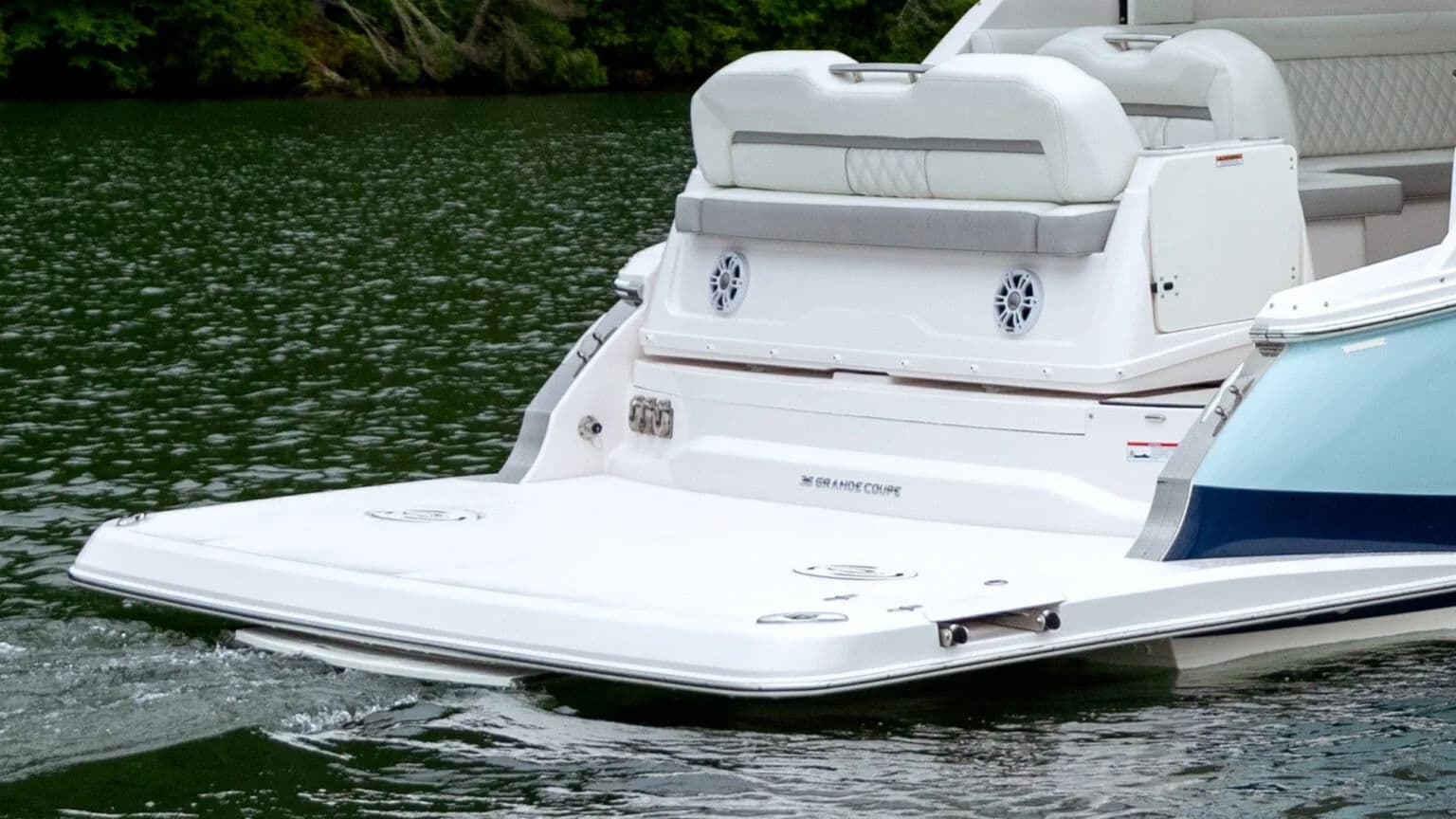 Nisko osadzona platforma kąpielowa w 36 Grande Coupe.