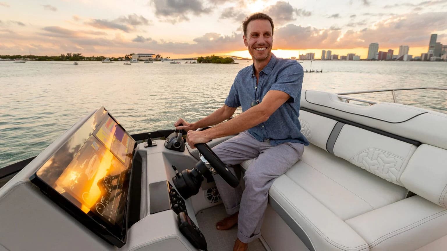 Górne stanowisko sterowania na flybridge modelu Regal 38 FLY.