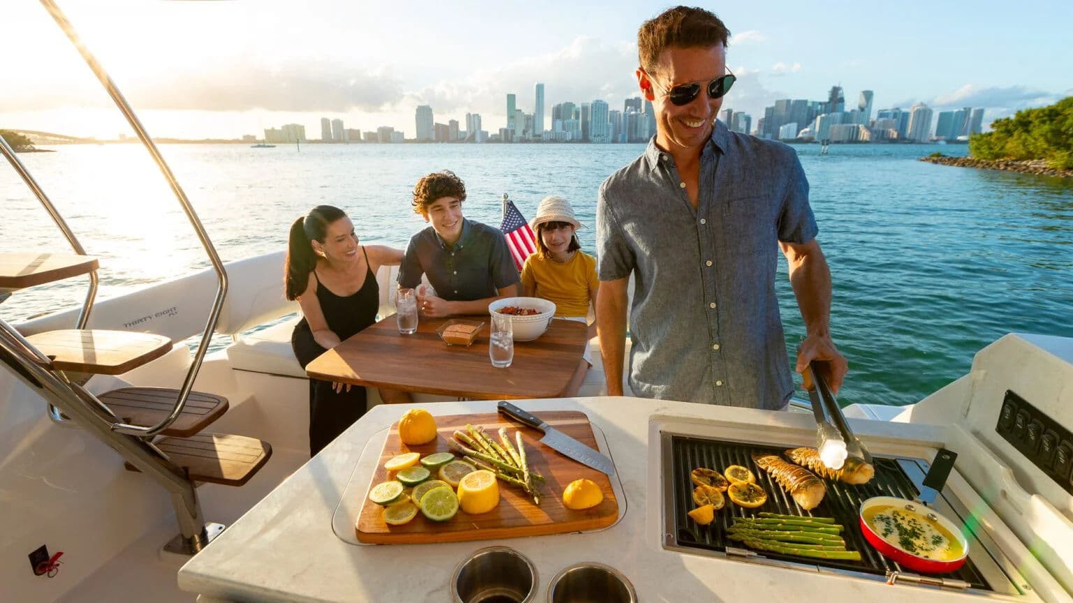 Konwertowalna przestrzeń spotkań w górnym salonie 38 FLY.