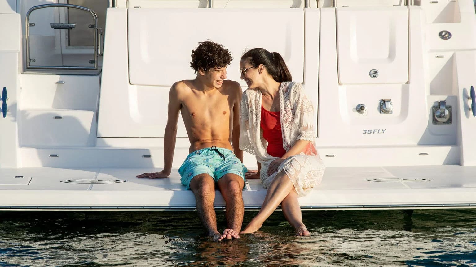 Platforma kąpielowa i schowek w pawęży modelu Regal 38 FLY.