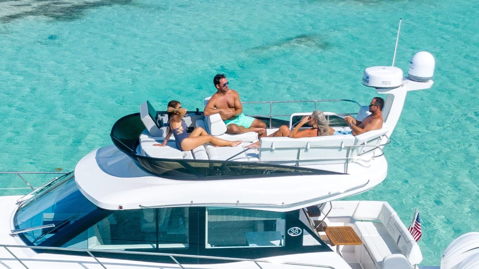 Strefa wypoczynku sun lounge na flybridge Regal 38 FXO.