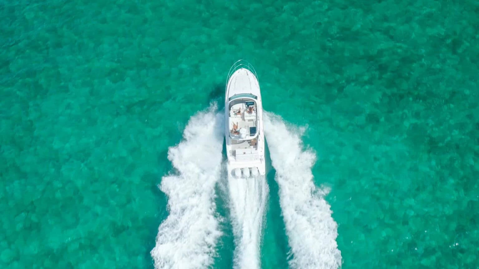 Regal 38 FXO w ślizgu, podkreślający zoptymalizowany napęd zaburtowy.