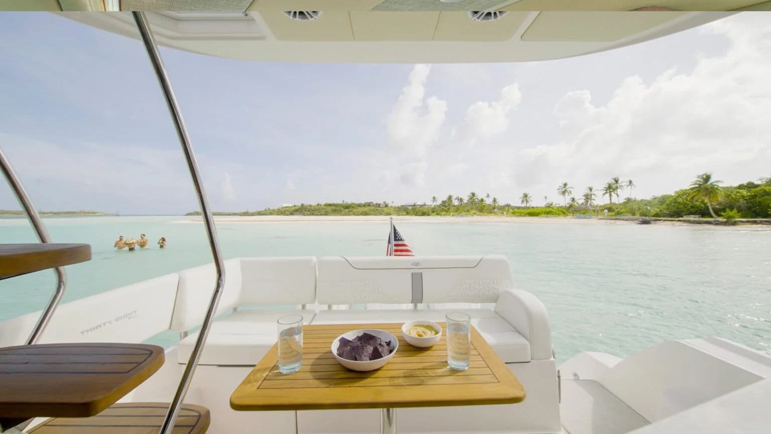 Rufowy kokpit Regal 38 FXO z rozbudowaną strefą siedzeń.