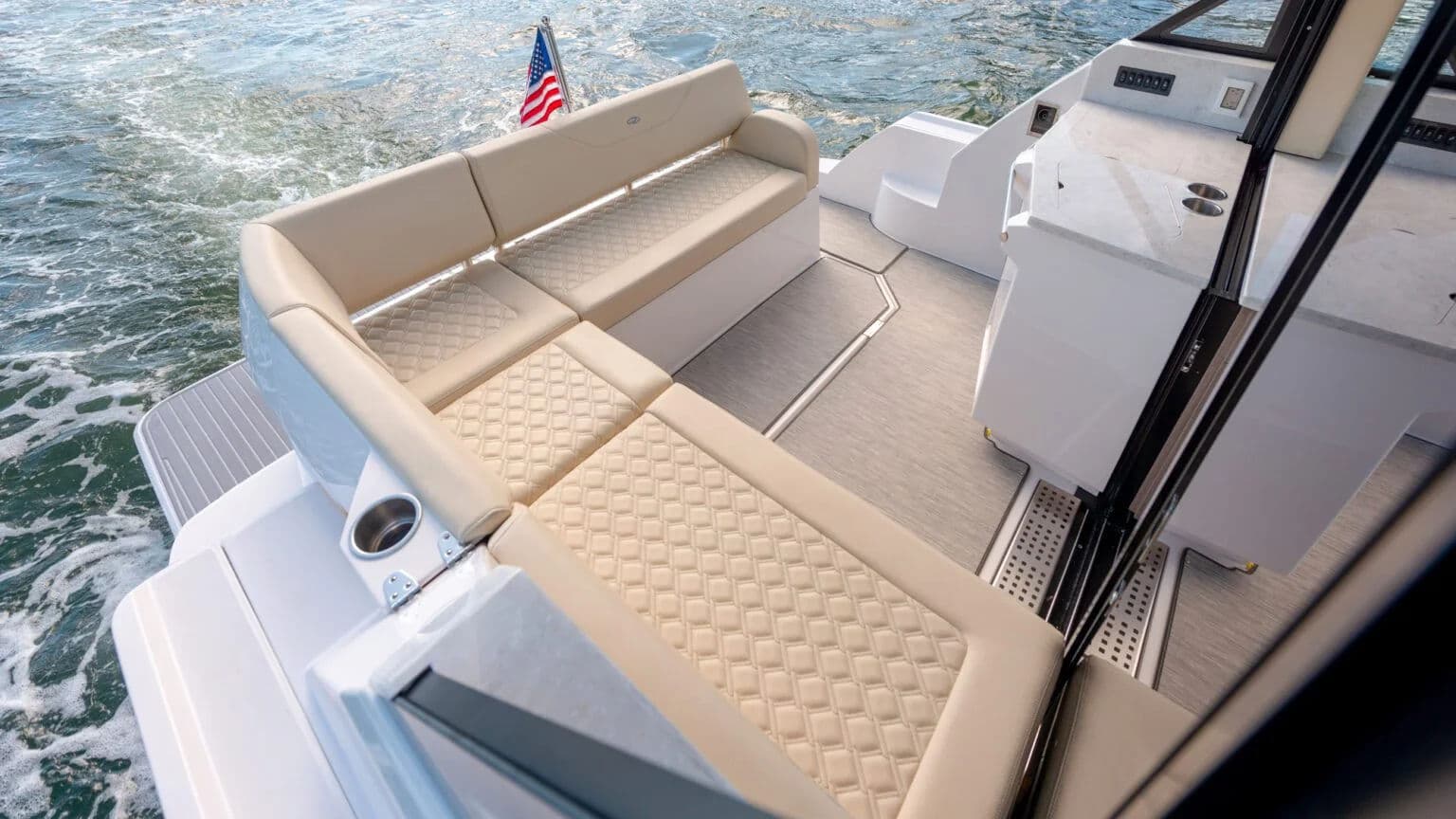 Rufowy kokpit 38 Grande Coupe z siedzeniami w układzie L.