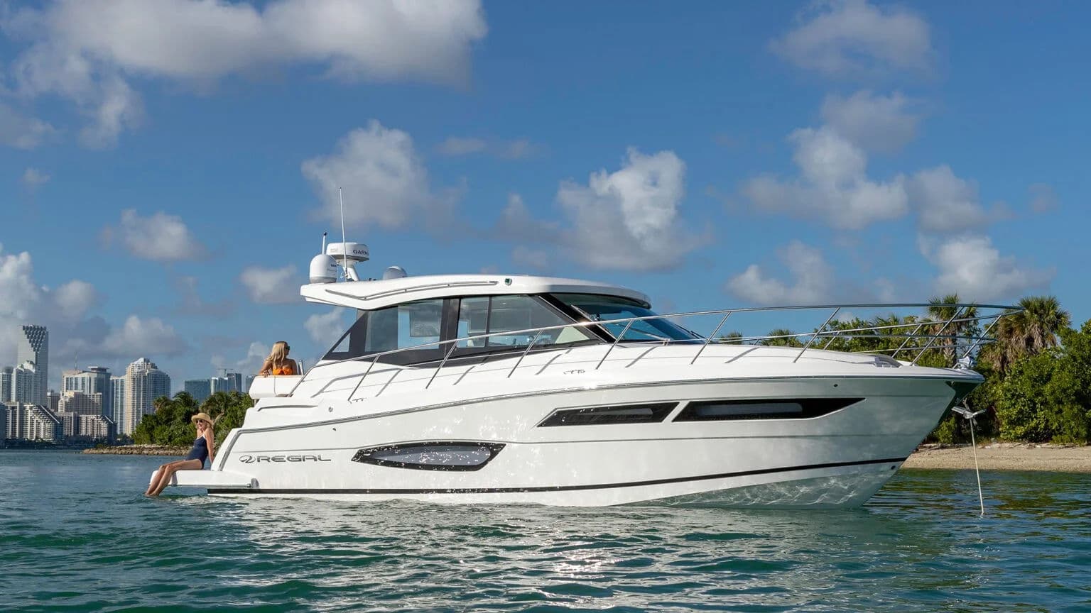 Duże przeszklenia i doświetlone wnętrze Regal 38 Grande Coupe.