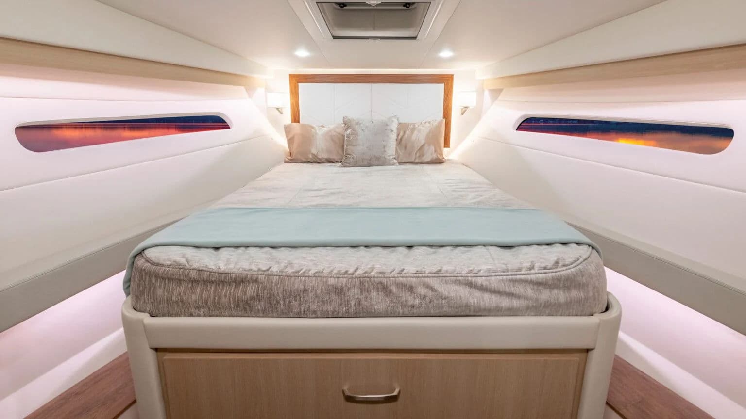 Kabina dziobowa z łóżkiem California Queen w Regal 38 Grande Coupe.