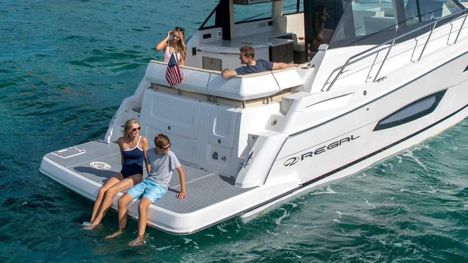 Platforma kąpielowa i strefa rufowa Regal 38 Grande Coupe.