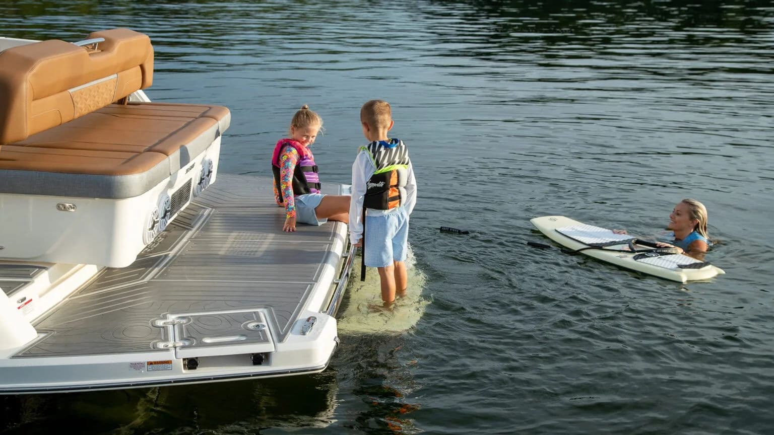 Podwodny PowerPlatform w modelu Regal 38 SURF.