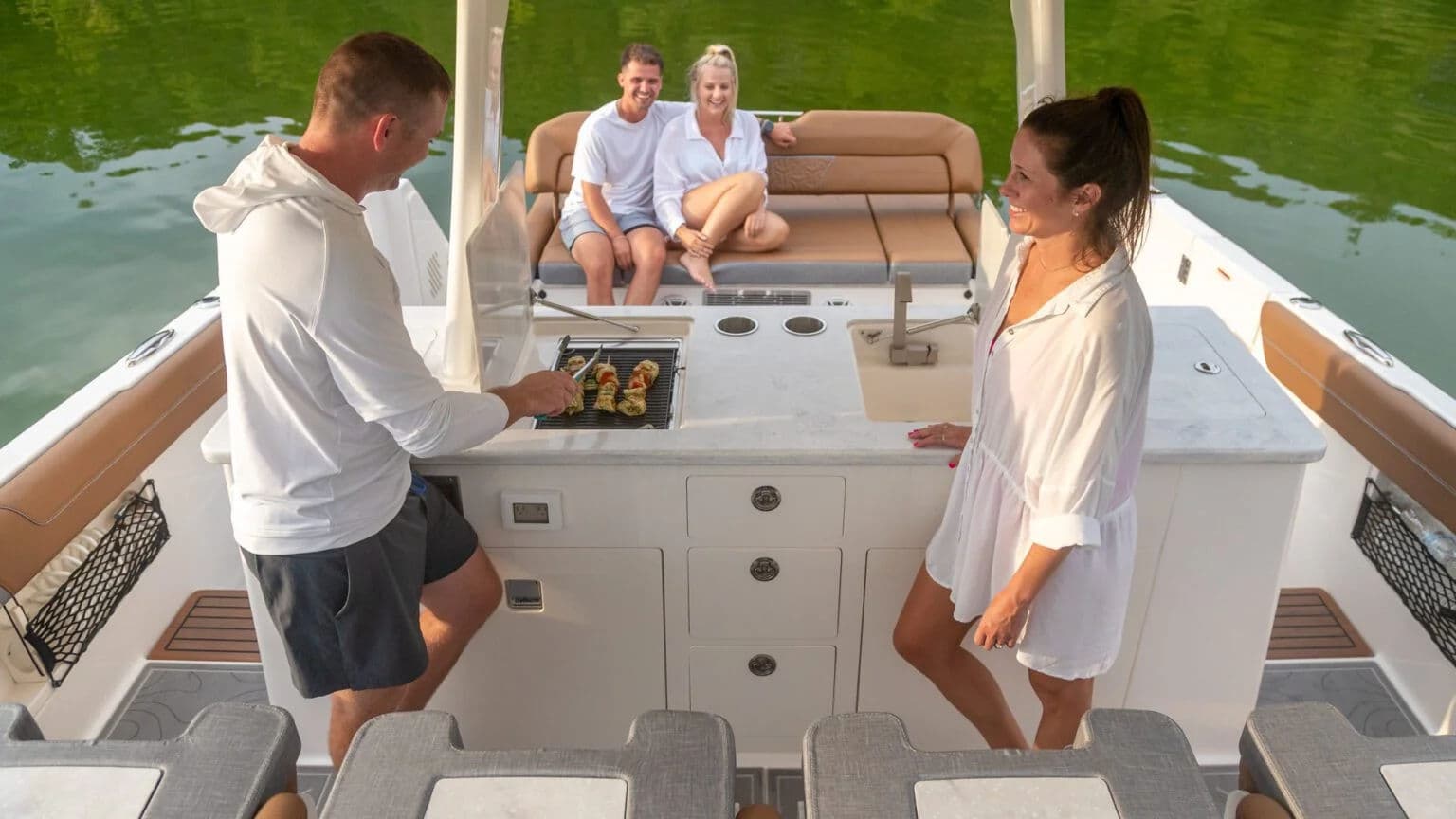 Wyspa serwisowa i strefa hospitality w modelu 38 SURF.