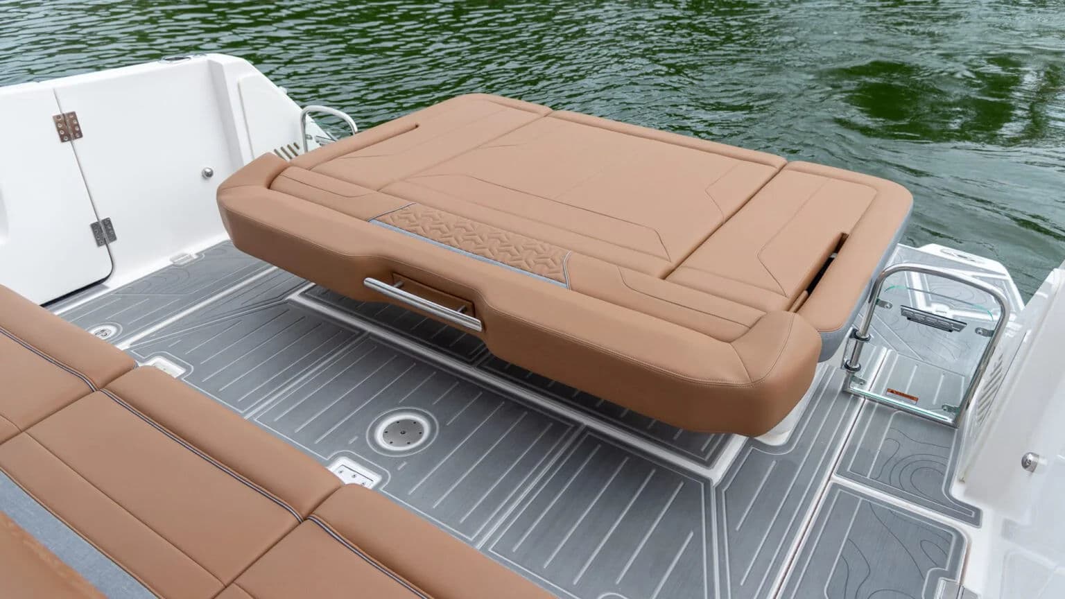 Strefa UltraLounge na rufie modelu 38 SURF.