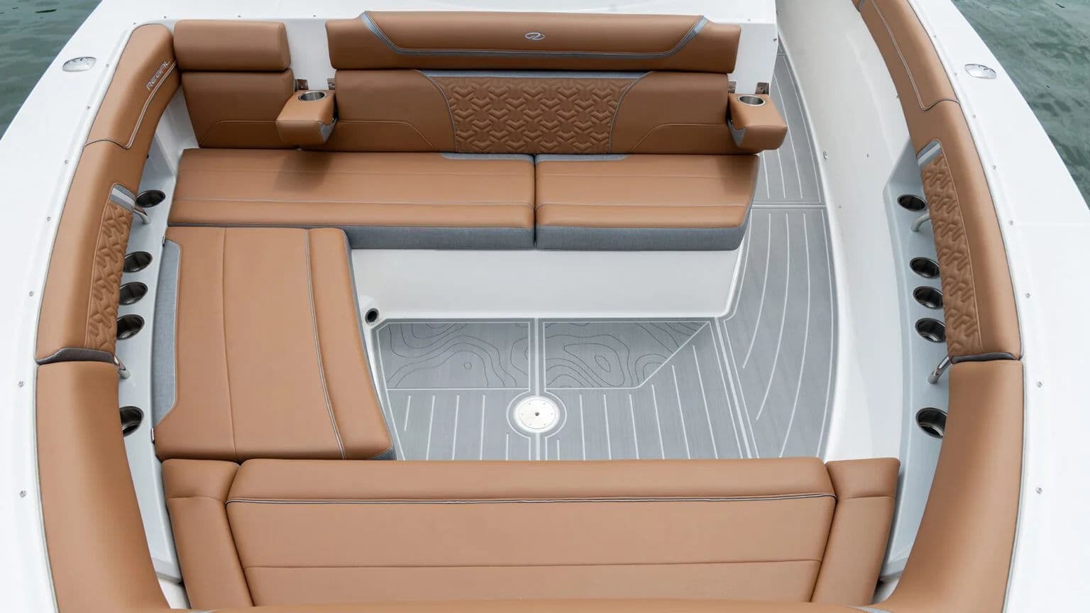 Siedziska dziobowe modelu 38 SURF.